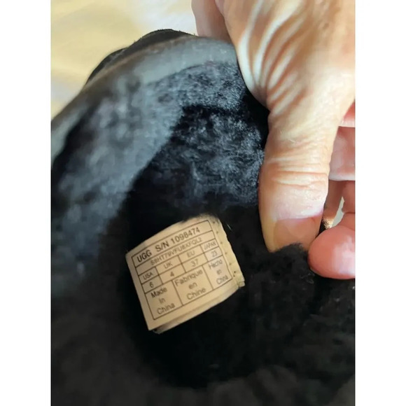 UGG Women’s 6 Black Stars Sheep Skin Fur Lined Classic Short 2 Comfy Comfy Boot - Picture 2 of 11